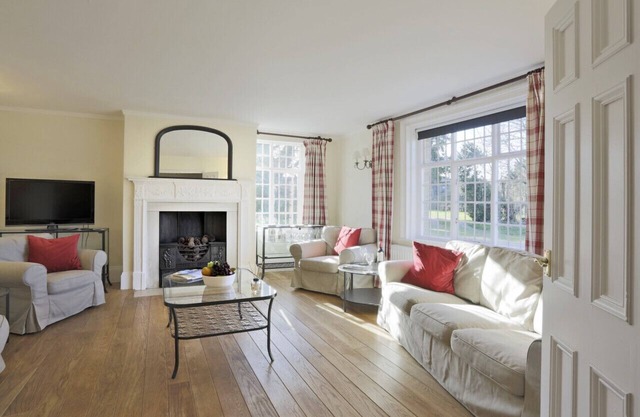 Park Farm House - Eight Bedroom House, Sleeps 15