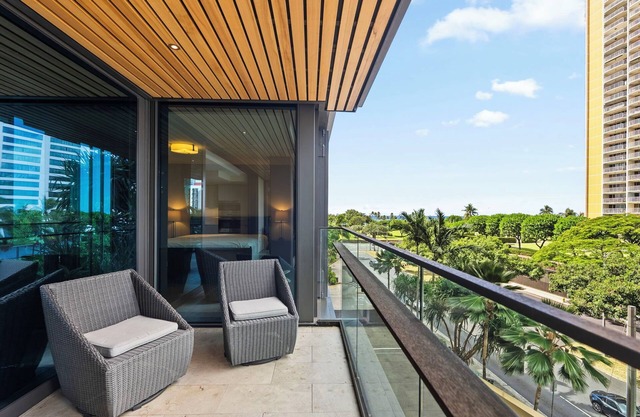 Park Lane Getaway by Gather: Spacious 2BR w/Ocean view Lanai & Resort Amenities