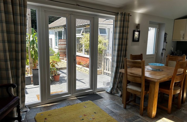 Park Road Retreat (Cosy & convenient - family and pet friendly home)