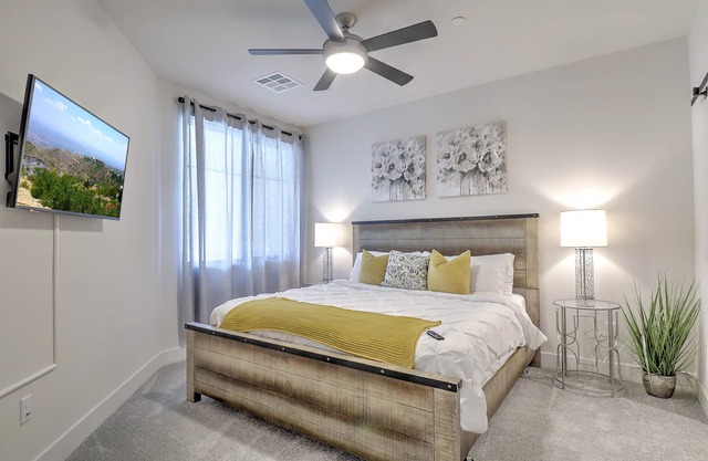 Parking 》Gym + Pool 》Near TPC & Scottsdale Quarter