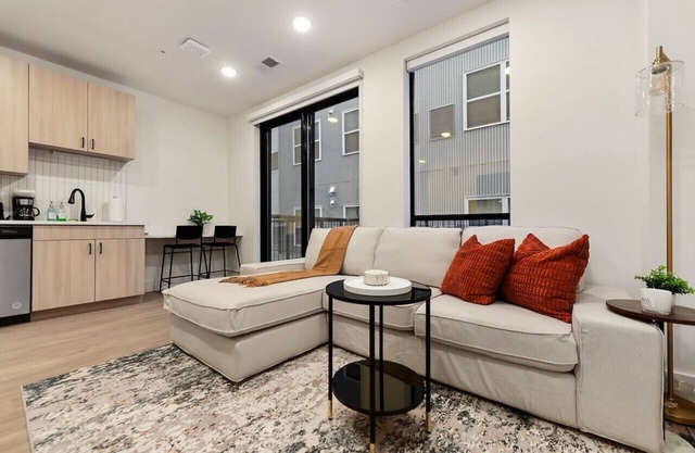 PARKING+HULU+GYM Near UPMC|Shopping|Universities