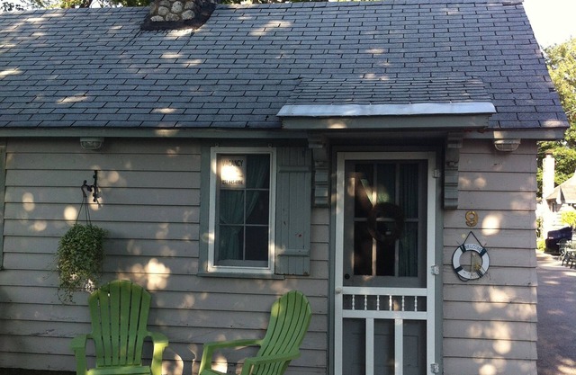 Parkview Cottage #9 - Only 1/2 block to the Beach