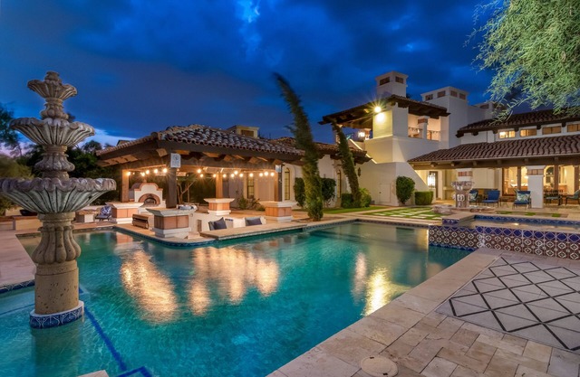 Parsons Villas 11BR Paradise Valley Resort | Sleeps 30 | Heated Pool, Swim-Up Bar, Casita!