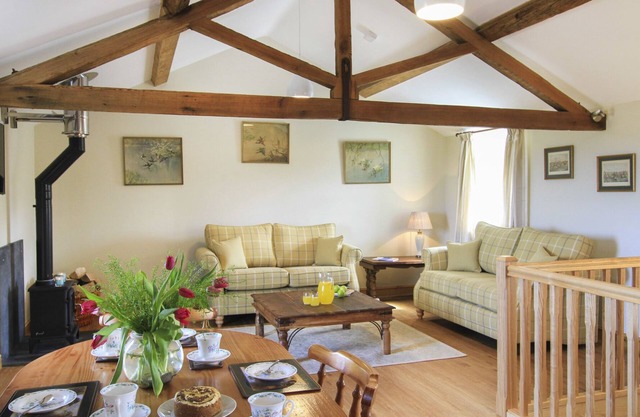 PARTRIDGE COTTAGE, pet friendly, with open fire in Menai Bridge