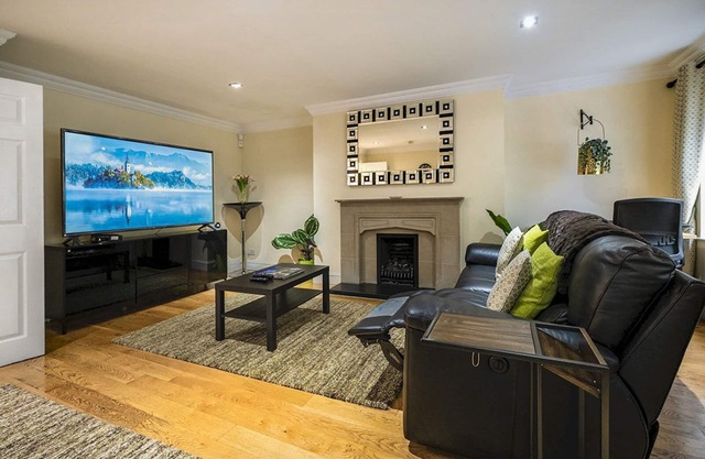 Pass the Keys | Fab Townhouse Near Queens with Huge TV & Recliners