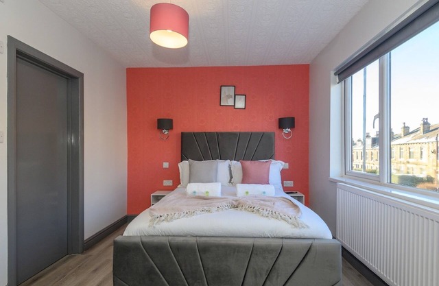 Pass the Keys Love Blooms in Lower Wortley - Couples Hideout with a Shared Kitchen