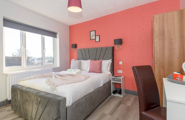 Pass the Keys Lower Wortley 3 - Couples Haven with a Shared Kitchen