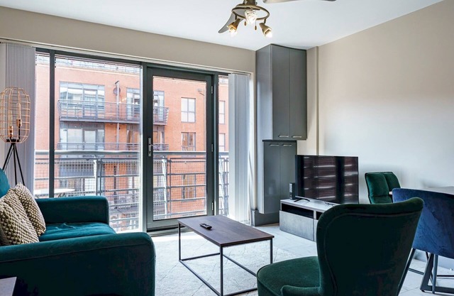 Pass the Keys | Luxury 3BR Apt | City Centre | Free Parking!