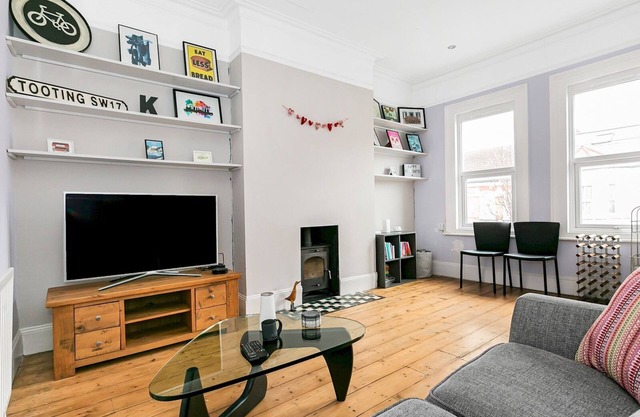 Pass the Keys | Modern London Flat Steps from Tube & Cafés