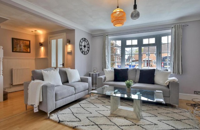 Pass the Keys Spacious 4 Bed by River Thames Old Windsor