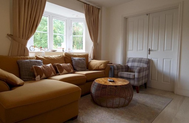 Pass the Keys Well Located Modern 5 Bedroom House