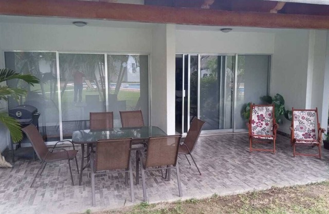 Paty Beach House with Pool in Manzanillo, Col, 10 minutes from the beach.