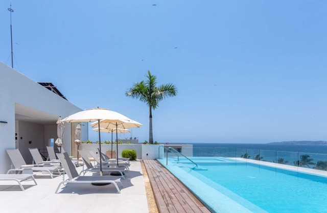 PAVILION 2BR, Rooftop Infinity Pool & Jacuzzi with AMAZING views of the ocean.