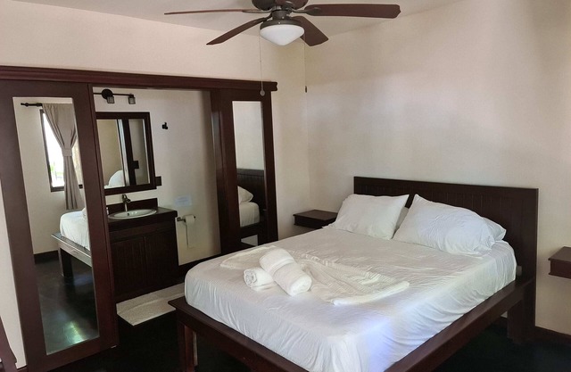 Pavones Beach Queen Room at Hona Beach Hotel