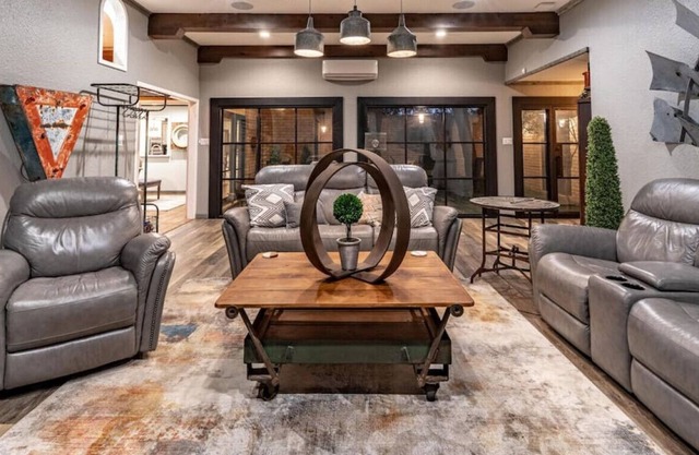 PB&J Getaway - 3BR/2BA - Courtyard Farmhouse