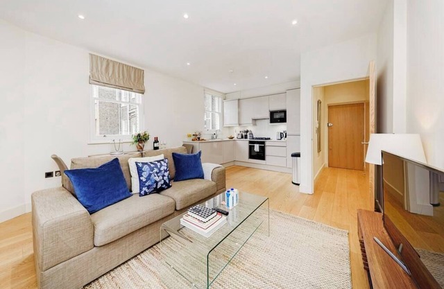 PBC | Modern One Bedroom Apartment in Soho GT8