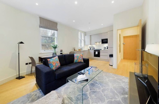 PBC | One Bedroom Apartment in Soho GT6