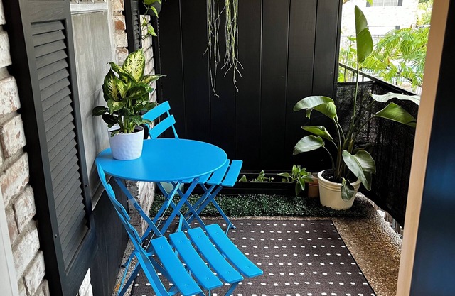 Peaceful 2-bedroom cozy condo in the Galleria area.