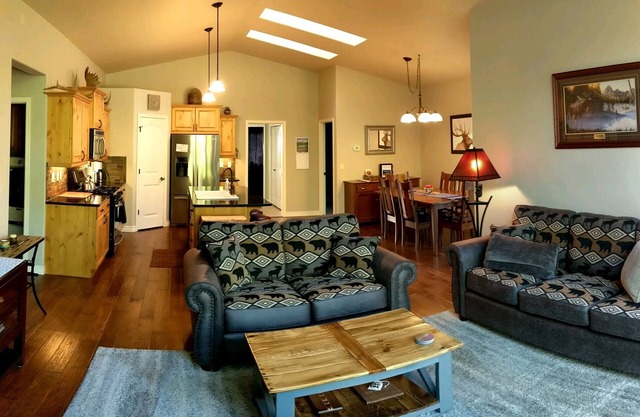 Peaceful, 3bed/3ba Townhome - Private Hot Tub! National Forest access.