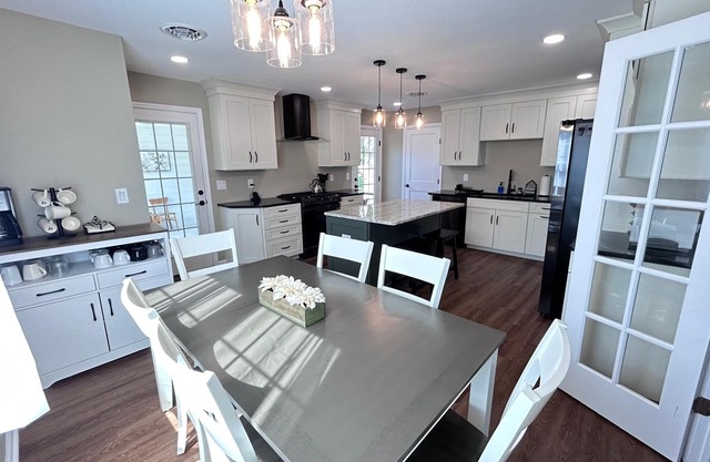 Peaceful 3BR One Story Near Everything, Fully Stocked, Firepit, BBQ, Fireplace+