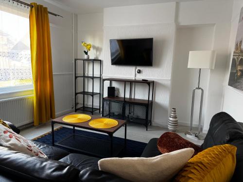 Peaceful & Convenient For business Trip & Families holiday & working proffesional-long term deals available , M1 J25-10Min , WI-Fi 500Mb , Netflix , Secure Huge Private garden with 6 cars parking space , Fully equiped kitchen , Few local shops near by