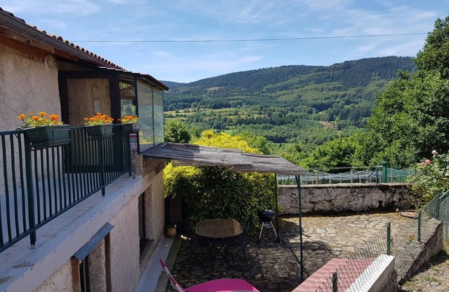 Peaceful cottage with wood stove and outdoor activities