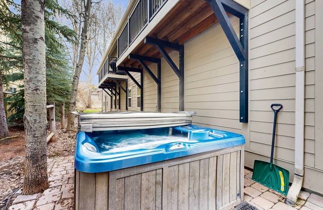 Peaceful, dog-friendly townhome w/private hot tub & gas grill - walk to Ketchum