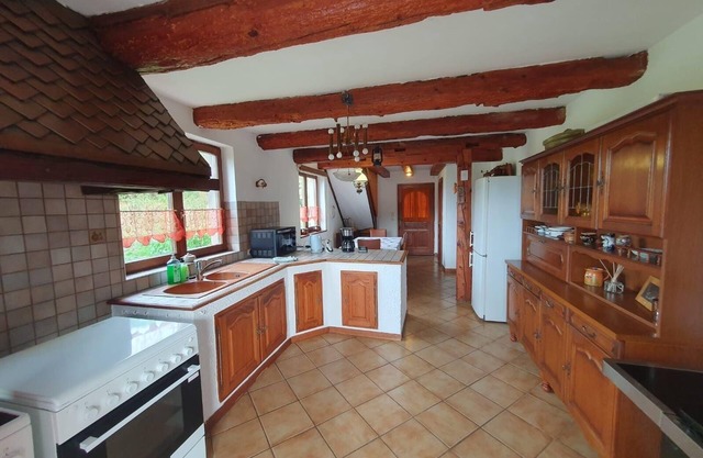 "Peaceful Escape" cottage with mountain and forest views