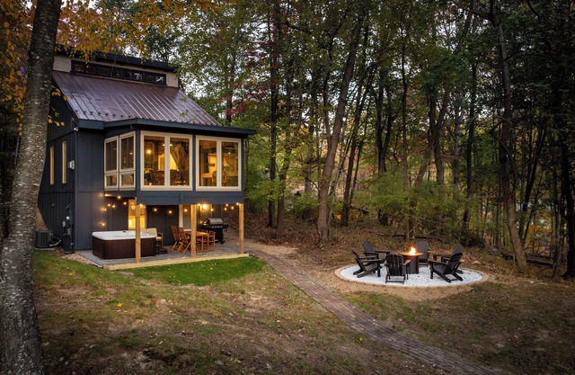 Peaceful Getaway-Hot Tub, Fire Pit, PS5, Amazing Views!