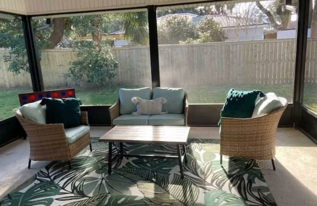 Peaceful home, family friendly, 5 minutes from beaches and downtown.