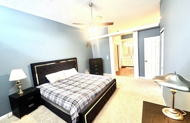 Peaceful lake view 3-bedroom bungalow