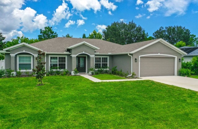 Peaceful modern home in Palm Coast near Shopping and Beaches!