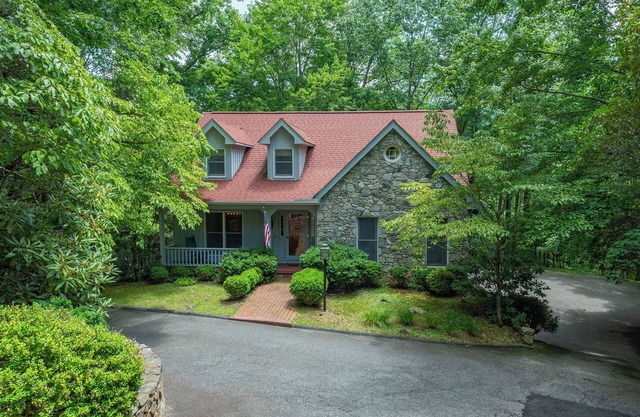 Peaceful Montreat Cottage with Winter Views