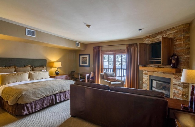 Peaceful Oasis Lodge King Studio Condo - Luxurious King Studio|Pet friendly|Fireplace