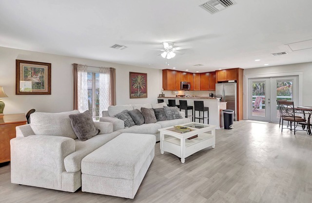Peaceful Old Charm Oasis Near The Beach in Fort Myers. With Huge Yard, WiFi, AC