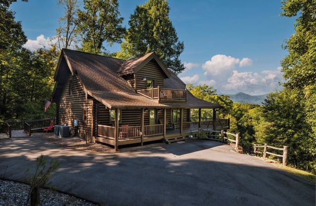 Peaceful Paradise secluded mountain log cabin with scenic view and game room