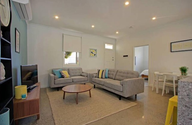 Peaceful, pet-friendly, central retreat - located at Queenscliff