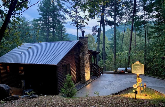 Peaceful & Private w/Mountain Views & Stream Sounds. Hot Tub, Fire Pit.