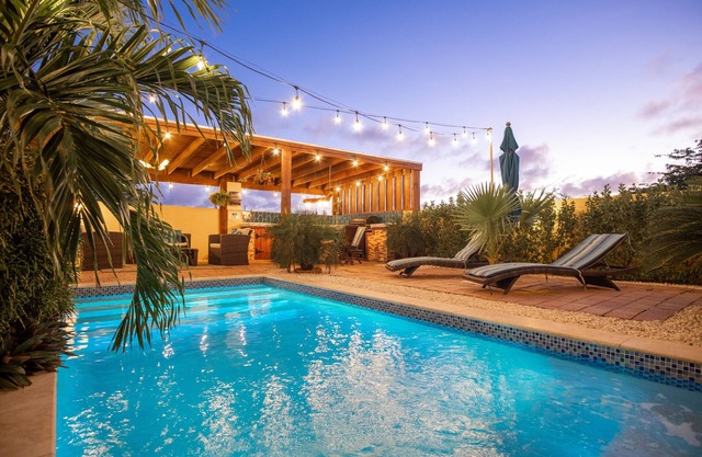 Peaceful Retreat Stylish Luxe BR/2BA Villa/W Pool