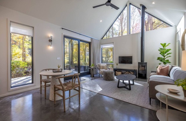 Peaceful Romantic Getaway | Creek | Cozy Hot Tub | Firelight at Shope Creek