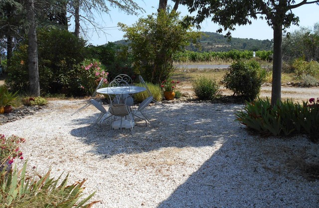 Peaceful rural location surrounded by vines and olives - Artists haven.