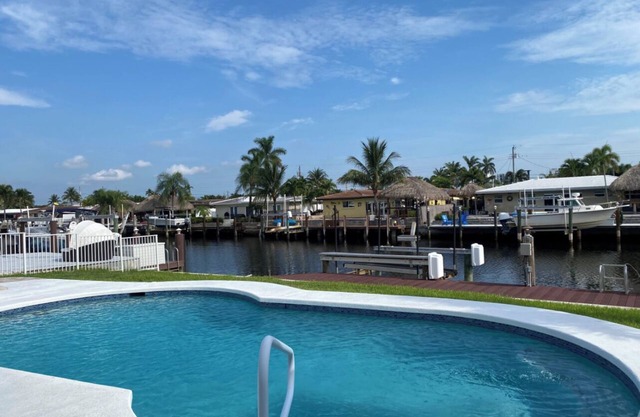 Peaceful, Serene Waterfront- Jacuzzi Heated Pool and BBQ Grill