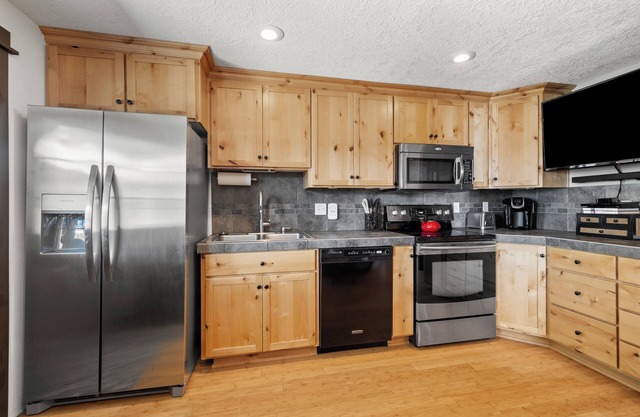 Peaceful Wilderness Retreat! 1 BDR East of Bend, Close to Hiking Trails