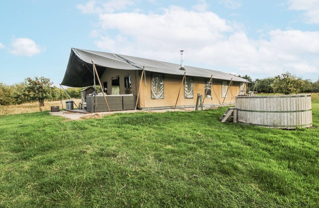 PEAR TREES, pet friendly, with hot tub in Bewdley