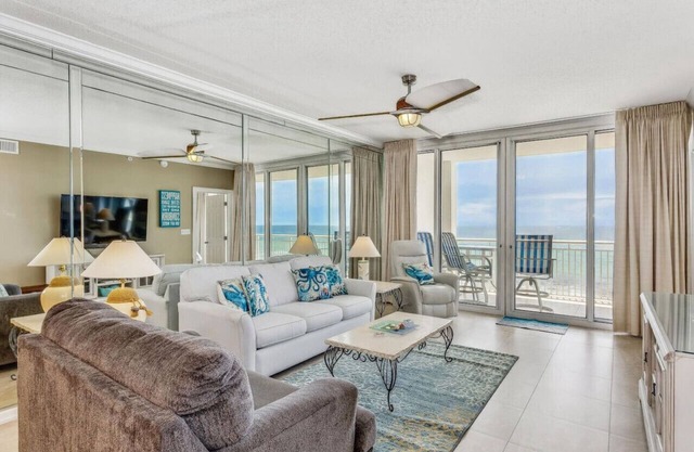 Pearl Breeze: Beachy 2 bed/2 bath located directly on majestic Navarre Beach!