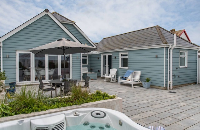Pebble Fish, a holiday let by Bloom stays - sleeps 8 guests in 4 bedrooms