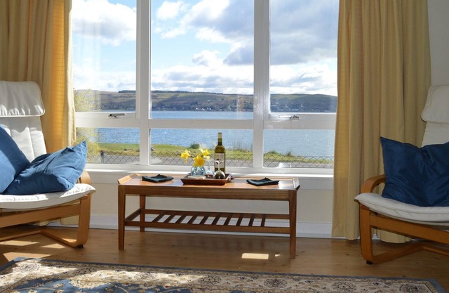 Pebbles Shore, sea front location, disabled friendly, pets welcome