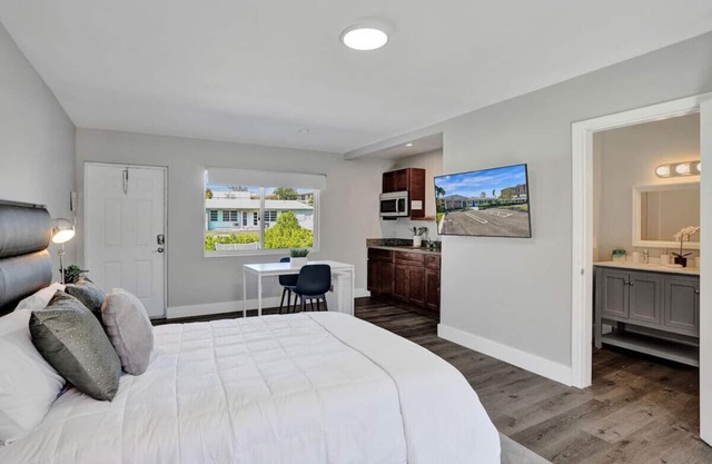 Pelican Cove: Studio with Private Patio in Pompano