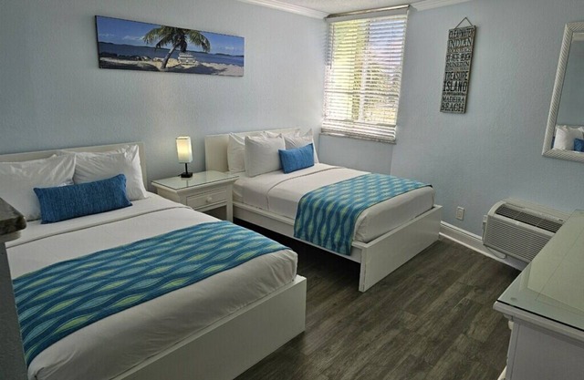 Pelican Pointe 322:Walk to Beach~Pool~Free Parking