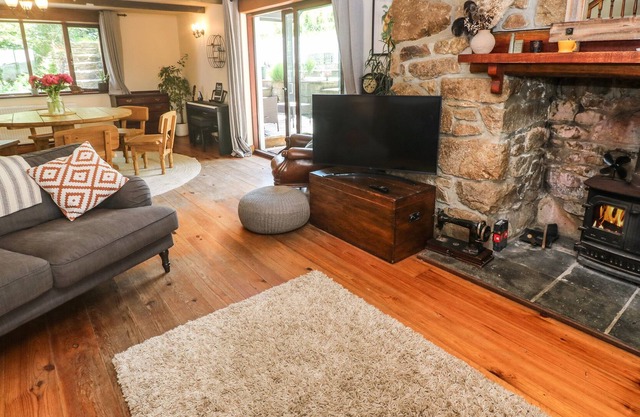 PENNANS COTTAGE, pet friendly, luxury holiday cottage in Cubert